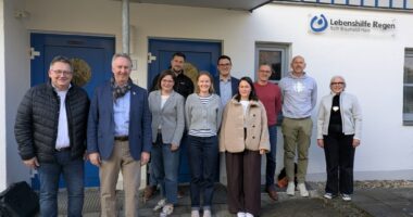 Das Lenkungsgremium des Arbeitskreises freut sich auf viele Besucherinnen und Besucher und den Austausch bei der Woche der Pflege und Teilhabe 2026: (v.li.) Pfarrer Matthias Schricker (Evangelische Kirchengemeinde Regen, Arbeitskreis-Vorsitzender), Helmut Plenk (VdK Arberland), Tina Sixt (Lebenshilfe Regen), Tobias Hauner (BRK Kreisverband Regen), Lena Phan Stein (Lebenshilfe Regen), Raimund Kreutzer (BBZ Zwiesel), Romina Michalczyk (Landratsamt Regen), Franz Kandler (Arberlandkliniken), Markus Quappik (Caritas Elisabethenheim), Susanne Wagner (Landratsamt Regen). Foto: Lebenshilfe Regen