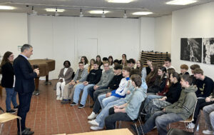 Unser Bild zeigt die Kommunale Jugendpflegerin Kathrin Götz und Landrat Dr. Ronny Raith im Gespräch mit den Schülerinnen und Schülern. Foto: Heiko Langer / Landratsamt Regen