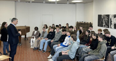 Unser Bild zeigt die Kommunale Jugendpflegerin Kathrin Götz und Landrat Dr. Ronny Raith im Gespräch mit den Schülerinnen und Schülern. Foto: Heiko Langer / Landratsamt Regen
