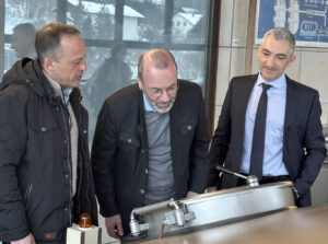 Kesselgucker: Einen Blick in den Braukessel warf Manfred Weber (Mitte) mit Brauereiinhaber Josef Falter (li.) und Landrat Dr. Ronny Raith. Foto: Heiko Langer / Landratsamt Regen