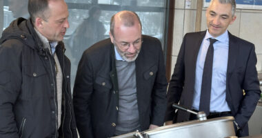 Kesselgucker: Einen Blick in den Braukessel warf Manfred Weber (Mitte) mit Brauereiinhaber Josef Falter (li.) und Landrat Dr. Ronny Raith. Foto: Heiko Langer / Landratsamt Regen