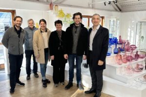 Gruppenbild in der Galerie des Glasdorfes in Arnbruck, v.li. Peter Weinfurtner, Richard Weinfurtner, Wirtschaftsförderin Teresa Sitzberger, Petra Weinfurtner, Michael Weinfurtner und Landrat Dr. Ronny Raith. Foto: Heiko Langer / Landratsamt Regen