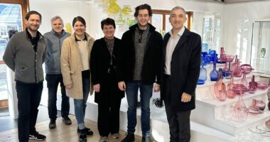 Gruppenbild in der Galerie des Glasdorfes in Arnbruck, v.li. Peter Weinfurtner, Richard Weinfurtner, Wirtschaftsförderin Teresa Sitzberger, Petra Weinfurtner, Michael Weinfurtner und Landrat Dr. Ronny Raith. Foto: Heiko Langer / Landratsamt Regen