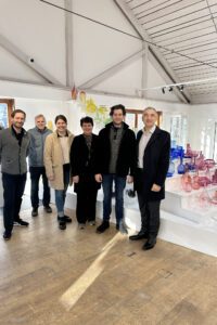 Gruppenbild in der Galerie des Glasdorfes in Arnbruck, v.li. Peter Weinfurtner, Richard Weinfurtner, Wirtschaftsförderin Teresa Sitzberger, Petra Weinfurtner, Michael Weinfurtner und Landrat Dr. Ronny Raith. Foto: Heiko Langer / Landratsamt Regen