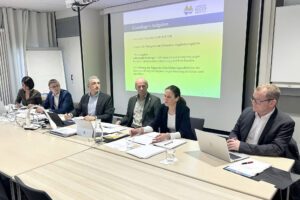 Unser Bild zeigt, v.li.: Elisabeth Kuchler (Jugendamt Regen), Abteilungsleiter Frederick Fauser, Landrat Dr. Ronny Raith, Jugendamtsleiter Martin Hackl, Verfahrenslotsin Daniela Lorenz und Kreiskämmerer Johann Hutter. Foto: Heiko Langer / Landratsamt Regen