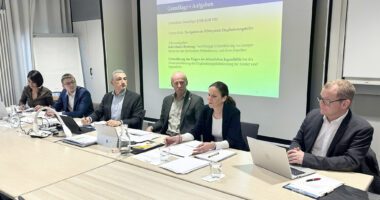 Unser Bild zeigt, v.li.: Elisabeth Kuchler (Jugendamt Regen), Abteilungsleiter Frederick Fauser, Landrat Dr. Ronny Raith, Jugendamtsleiter Martin Hackl, Verfahrenslotsin Daniela Lorenz und Kreiskämmerer Johann Hutter. Foto: Heiko Langer / Landratsamt Regen