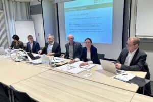 Unser Bild zeigt, v.li.: Elisabeth Kuchler (Jugendamt Regen), Abteilungsleiter Frederick Fauser, Landrat Dr. Ronny Raith, Jugendamtsleiter Martin Hackl, Verfahrenslotsin Daniela Lorenz und Kreiskämmerer Johann Hutter. Foto: Heiko Langer / Landratsamt Regen