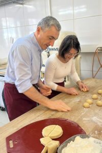 Landrat Dr. Ronny Raith und Ramona Laumer beim Herstellen der neuen Krapfenvariante. Fotos: Heiko Langer / Landratsamt Regen