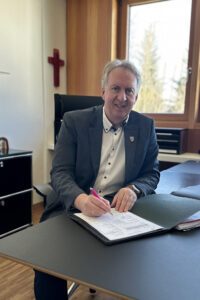 Unser Bild zeigt den Stellvertretenden Landrat Helmut Plenk am Landratsschreibtisch. Foto: Heiko Langer / Landratsamt Regen