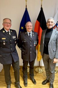 Kreisbrandrat Hermann Keilhofer und Landrat Dr. Ronny Raith (re.) haben den neuen Kreisbrandmeister in die Mitte genommen. Foto: Heiko Langer / Landratsamt Regen