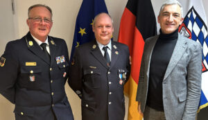 Kreisbrandrat Hermann Keilhofer und Landrat Dr. Ronny Raith (re.) haben den neuen Kreisbrandmeister in die Mitte genommen. Foto: Heiko Langer / Landratsamt Regen