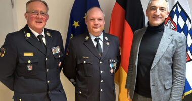 Kreisbrandrat Hermann Keilhofer und Landrat Dr. Ronny Raith (re.) haben den neuen Kreisbrandmeister in die Mitte genommen. Foto: Heiko Langer / Landratsamt Regen