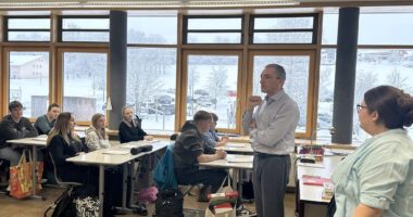 Unser Bild zeigt Landrat Dr. Ronny Raith und die Kommunale Jugendpflegerin Kathrin Götz im Gespräch mit den Schülerinnen und Schülern der Mittelschule Kirchberg im Wald. Foto: Heiko Langer / Landratsamt Regen