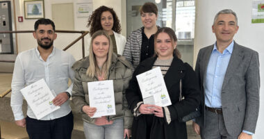 Unser Bild zeigt (vorne v.li.) Abdul Rahman Al Abdullah, Yelyzaveta Kovach, Florenta Zahir und Landrat Dr. Ronny Raith mit Yildiz Oragaz und Simone Kasberger (beide Ausländeramt Regen). Foto: Heiko Langer / Landratsamt Regen