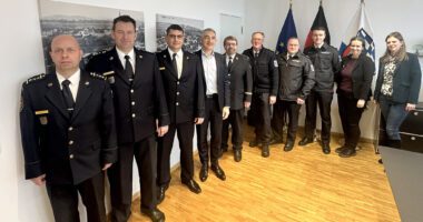 Gruppenbild im Landratsbüro, sie tauschten sich aus, v.li. Aleš Bucifal, Zdeněk Housar, Pavel Valm, Landrat Dr. Ronny Raith, General Frantiěek Pavlas, Kreisbrandrat Hermann Keilhofer, Kreisbrandmeister Marco Dietl, Kreisbrandmeister Florian Graßl, Landratsamtsgeschäftsführerin Iris Gehard und Abteilungsleiterin Silvia Moser. Foto: Heiko Langer / Landratsamt Regen