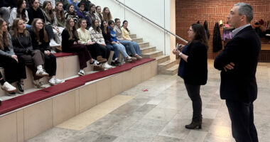 Die Jugendpflegerin Kathrin Götz erklärte auch, dass es in jeder Kommune einen Jugendbeauftragten gibt. Landrat Dr. Ronny Raith sicherte den Jugendlichen zu, dass er sich für ihre Belange einsetzen wird. Foto: Heiko Langer / Landratsamt Regen