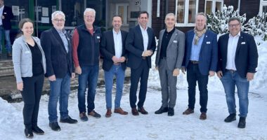 Unser Bild zeigt den niedersächsischen Ministerpräsidenten Olaf Lies (5.v.li.) mit den Landräten Bernd Lynack (4.v.li., Hildesheim) und Dr. Ronny Raith (6.v.li., Regen) mit den Mitgliedern der Regener Delegation v.li.: Landratsamtsgeschäftsführerin Iris Gehard, MdL und Kreisrat Johann Müller, Kreisrat Edwin Schedlbauer, Helmut Plenk (stellvertretender Landrat) und dem Ortsbürgermeister Wolfgang Langer (Braunlage). Foto: Heiko Langer / Landratsamt Regen