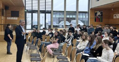 Unser Bild zeigt Landrat Dr. Ronny Raith im Gespräch mit den Schülerinnen und Schülern der zehnten Klassen der Realschule Viechtach. Foto: Heiko Langer / Landratsamt Regen