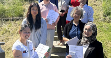 Die neuen Staatsbürger gemeinsam mit Frederik Fauser (hinten, li.), Abteilungsleiter für Soziales, Jugend und Ausländerwesen, Ausländeramtsleiterin Simone Kasberger (hinten, re.) sowie ihre Mitarbeiterin Yildiz Oragaz (hinten, mi). Foto: Heiko Langer / Landratsamt Regen.
