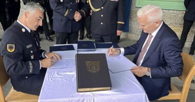 Regens Landrat Dr. Ronny Raith (sitzend, li.) und der Pilsener Regionspräsident Dr. Kamal Farhan (sitzend, re.) waren die ersten Unterzeichner. Regens Kreisbrandrat Hermann Keilhofer und der Pilsener Feuerwehrgeneral František Pavlas reichten sich die Hände zur Zusammenarbeit. Foto: Heiko Langer / Landratsamt Regen