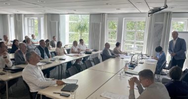 Jugendamtsleiter Martin Hackl (stehend) gab einen Überblick über die Aufgaben des Jugendamtes. Foto: Heiko Langer / Landratsamt Regen