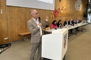 Professor Boris Augurzky stellte das Strukturgutachten vor. Foto: Heiko Langer / Landratsamt Regen