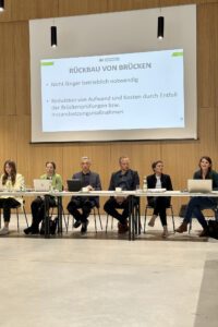 Unser Bild zeigt v.li.: Lena Kölbl (Landkreisverwaltung Regen), Iris Gehard (Geschäftsleiterin Landratsamt Regen), Regens Landrat Dr. Ronny Raith, Florian Klante (stellvertretender Landrat Freyung-Grafenau), Nationalparkleiterin Ursula Schuster und Dr. Verena Riedinger (Nationalparkverwaltung). Foto: Heiko Langer / Landratsamt Regen