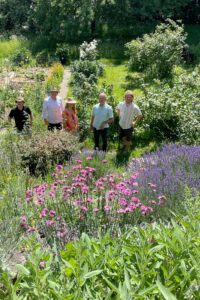 Der Vorsitzende des Kreisverbandes für Gartenkultur und Landespflege Herbert Preuß (v.li.) besichtigte mit Landrat Dr. Ronny Raith und Sonja Raith sowie dem Kreisfachberater Martin Straub (re.) den Pfarrgarten von Pfarrer Dr. Werner Konrad in Viechtach. Foto: Brigitte Preissner / Gartenbauverein Viechtach