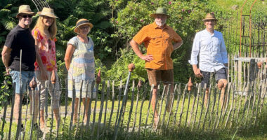 Die Reisegruppe um den Vorsitzenden des Kreisverbandes für Gartenkultur und Landespflege Herbert Preuß (li.), Sonja Raith (2.v.li.) und Landrat Dr. Ronny Raith begann ihre Tour im Garten der Woidroserl mit Claudia (3.v.li.) und Christian Wolf (4.v.li.). Foto: Martin Straub / Landratsamt Regen