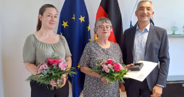 Landrat Dr. Ronny Raith dankte Christl Kreuzer (Bildmitte) für ihren Einsatz und überreichte ihr die goldene Landkreismedaille. Belinda Stangl bekam zum Einstand einen Blumenstrauß überreicht. Foto: Martine Ernst / Landratsamt Regen