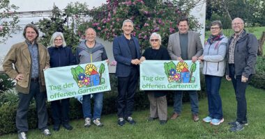 Sie freuen sich auf den Tag der offenen Gartentür 2026, v.li.: Kreisfachberater Martin Straub, Sabine und Alois Wühr, Landrat Dr. Ronny Raith, Ingrid Hackl, Bürgermeister Andreas Eckl, Gisela Schedlbauer (Vorsitzende Gartenbauverein Moosbach) und Gartenbauvereins-Kreisvorsitzender Herbert Preuß. Foto: Heiko Langer / Landratsamt Regen