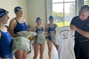 Landrat Dr. Ronny Raith freute sich über die Geschenke. Das Team-Shirt werde er in Ehre tragen, im Bild, v.li.: Simone Geiger, Antonia Piller, Anna Kern, Johanna Gierl und Landrat Raith. Foto: Heiko Langer / Landratsamt Regen