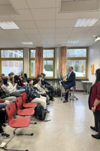 Unser Bild zeigt die Kommunale Jugendpflegerin Kathrin Götz und Landrat Dr. Ronny Raith im Gespräch mit Schülerinnen und Schülern der Realschule Zwiesel. Foto: Heiko Langer / Landratsamt Regen