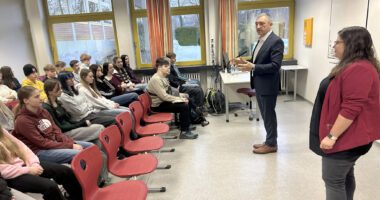 Unser Bild zeigt die Kommunale Jugendpflegerin Kathrin Götz und Landrat Dr. Ronny Raith im Gespräch mit Schülerinnen und Schülern der Realschule Zwiesel. Foto: Heiko Langer / Landratsamt Regen