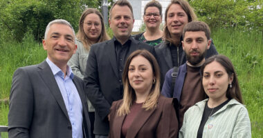 - Die armenische Delegation der Tourism Development Agency Tavush mit Svetlana Yegikyn (re.), Gor Beglyaryan (7.v.li) und Anna Mardanyan sowie Mieke Kuiters (5.v.li., GIZ) beim Austausch im Landratsamt Regen mit Landrat Dr. Ronny Raith (li.) und Mitarbeiter der Kreisentwicklung: Tobias Wittenzellner (3.v.li., Leiter Kreisentwicklung) Lukas Brunner (6.v.li., Klimaschutzkoordinator) und Elisabeth Unnasch (2.v.li., Tourismusreferentin). Foto: Melanie Reif / Landratsamt Regen.
