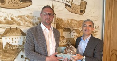 Unser Bild zeigt Landrat Dr. Ronny Raith bei der Übergabe von Salz und Brot an den Bischofsmaiser Rathauschef Stefan Kern. Foto: Heiko Langer