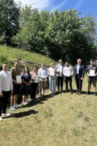 Einbürgerung am Landratsamt Regen, v.li. Michael Spielbauer (stellvertretender Sachgebietsleiter Ausländeramt), Nataraj Tota, Yildiz Oragaz (Ausländeramt), Saosan Khir, Alekszandr Alekszandrov, Alekszandr Alekszandrov, Adam Tomsia, Islamudin Akbari, Landrat Dr. Ronny Raith und Arthur Nicolas Manea. Foto: Heiko Langer / Landratsamt Regen