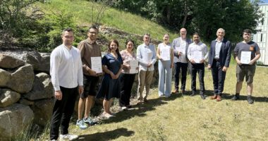 Einbürgerung am Landratsamt Regen, v.li. Michael Spielbauer (stellvertretender Sachgebietsleiter Ausländeramt), Nataraj Tota, Yildiz Oragaz (Ausländeramt), Saosan Khir, Alekszandr Alekszandrov, Alekszandr Alekszandrov, Adam Tomsia, Islamudin Akbari, Landrat Dr. Ronny Raith und Arthur Nicolas Manea. Foto: Heiko Langer / Landratsamt Regen