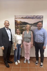 Landrat Dr. Ronny Raith (v.li.) und Stefanie Schmitz begrüßten zu Beginn der Verantaltung Brigitte Seil (Regierung von Niederbayern) und den Referenten traten Tobias Lechner (FQA München). Foto: Heiko Langer / Landratsamt Regen