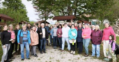 Unser Bild zeigt die Teilnehmer der Exkursion mit Projektkoordinatorin Tabea Lepšík (li.) und Simona Fink (10.v.li.) von der Koordinierungsstelle Bayern-Böhmen. Foto: Helena Hnojska