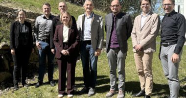 Unser Bild zeigt die Steuerungsgruppe nach der Sitzung, v.li.: Iris Gehard (Geschäftsleiterin Landratsamt Regen), Tobias Wittenzellner (Leiter der Kreisentwicklung), Matthias Wagner (Gesundheitsamt Regen), Sandra Funk (Geschäftsstellenleiterin der Gesundheitsregion plus), Landrat Dr. Ronny Raith, Jürgen Dachl (stellvertretender Leiter Gesundheitsamt Regen), Amtsarzt Benno Hilz und Christian Schmitz (Vorstand der Arberlandkliniken). Foto: Heiko Langer / Landratsamt Regen