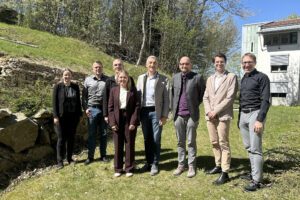 Unser Bild zeigt die Steuerungsgruppe nach der Sitzung, v.li.: Iris Gehard (Geschäftsleiterin Landratsamt Regen), Tobias Wittenzellner (Leiter der Kreisentwicklung), Matthias Wagner (Gesundheitsamt Regen), Sandra Funk (Geschäftsstellenleiterin der Gesundheitsregion plus), Landrat Dr. Ronny Raith, Jürgen Dachl (stellvertretender Leiter Gesundheitsamt Regen), Amtsarzt Benno Hilz und Christian Schmitz (Vorstand der Arberlandkliniken). Foto: Heiko Langer / Landratsamt Regen
