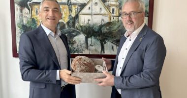Unser Bild zeigt die Übergabe von Salz und Brot von Landrat Dr. Ronny Raith an Bürgermeister Hans Greil (li.). Foto: Heiko Langer / Landratsamt Regen