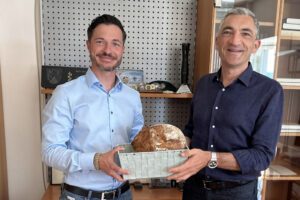Einen Korb mit Brot und Salz überreichte Regens Landrat Dr. Ronny Raith (re.) an Kirchdorfs neuen Bürgermeister Michael Rankl. Foto: Heiko Langer / Landratsamt Regen