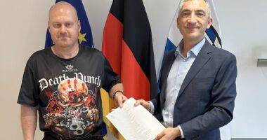 Richard Obermeier übergab die Unterschriftenliste für den Erhalt beider Arberlandkliniken an Landrat Dr. Ronny Raith. Foto: Heiko Langer / Landratsamt Regen