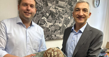 Gotteszells Bürgermeister Josef Saller freute sich über Salz und Brot von Landrat Dr. Ronny Raith. Foto: Heiko Langer / Landratsamt Regen