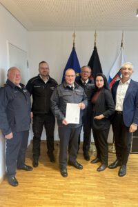 Kreisbrandmeister Marco Dietl ist neuer Örtlicher Einsatzleiter, es gratulierten, v.li. Kreisbrandinspektor Christian Stiedl, Christian Aulinger (BRK), Kreisbrandrat Hermann Keilhofer, Landratsamtsabteilungsleiterin Christin Kelly und Regens Landrat Dr. Ronny Raith. Foto: Heiko Langer / Landratsamt Regen