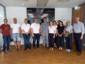 Sie schauten auf die Woche der Pflege zurück und blickten in die Zukunft, v.li.: Franz Kandler (Arberlandkliniken), Markus Quappik (Caritas-Elisabethenheim Viechtach), Pfarrer Matthias Schricker (Evangelische-lutherische Kirche, Arbeitskreisvorsitzender), Markus Dahlke (Kreis-Caritasverband Regen), Raimund Kreutzer (Caritas BBZ Zwiesel), Lena Phan Stein und Tina Sixt (beide Lebenshilfe Regen), Karin Fuchs (BRK Kreisverband Regen), Romina Michalczyk und Susanne Wagner (Chancengleichheit am Landratsamt Regen) sowie Helmut Plenk (VdK Arberland). Foto: Thomas Ertelt / Landratsamt Regen