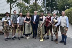 Erinnerungsbild: Minister Alois Rainer stellte sich mit den Musikern und Landrat Dr. Ronny Raith (re.) zum Erinnerungsbild im Ministerium auf. Foto: Heiko Langer / Landratsamt Regen