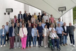 Gruppenbild im Bundeskanzleramt. Mit Landrat Dr. Ronny Raith und Gabriele Rainer stellten sich alle Teilnehmer zum Gruppenbild im Bundeskanzleramt auf. Foto: Bundeskanzleramt